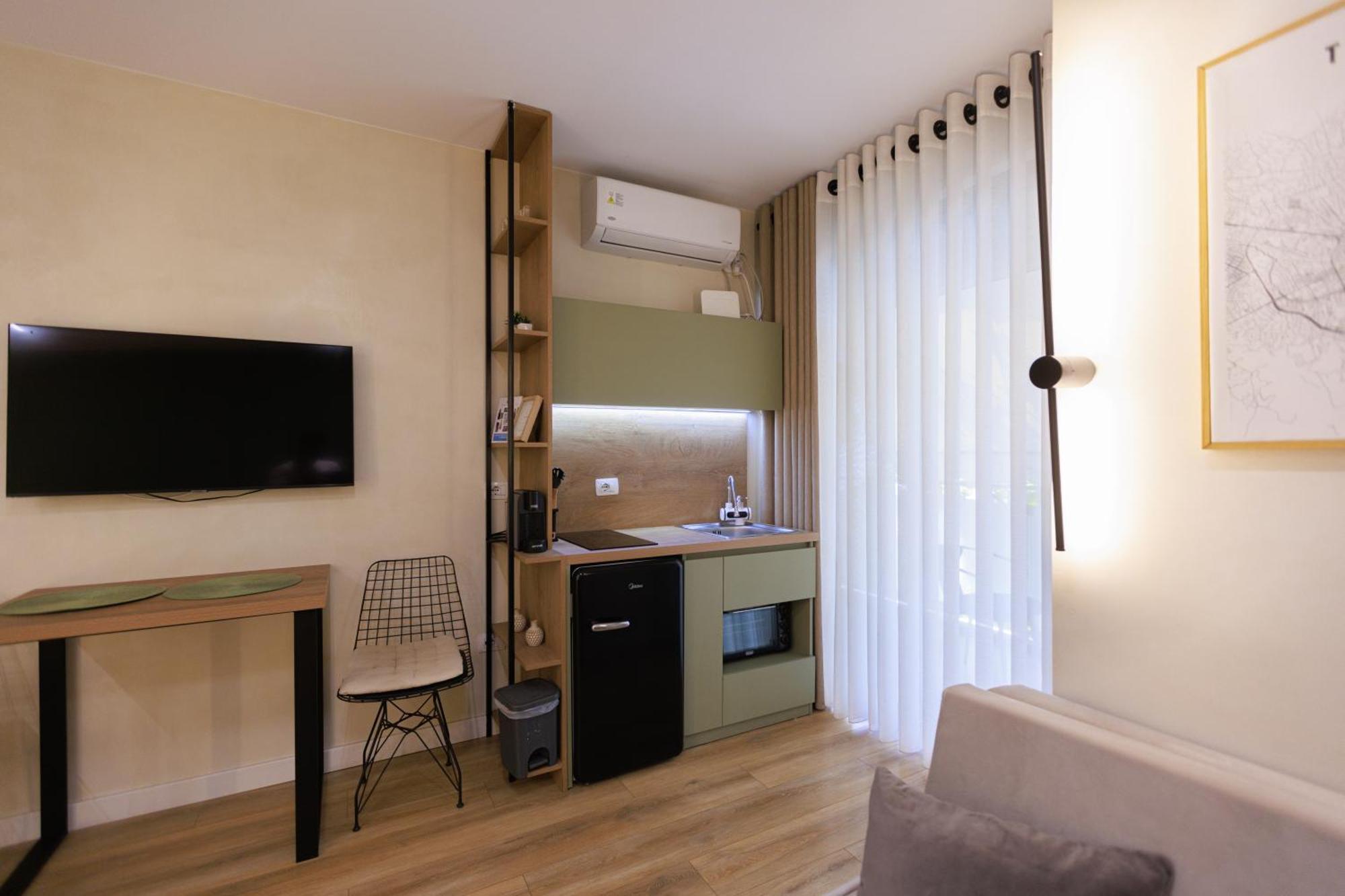 Syncron In The Center Of Apartment *
